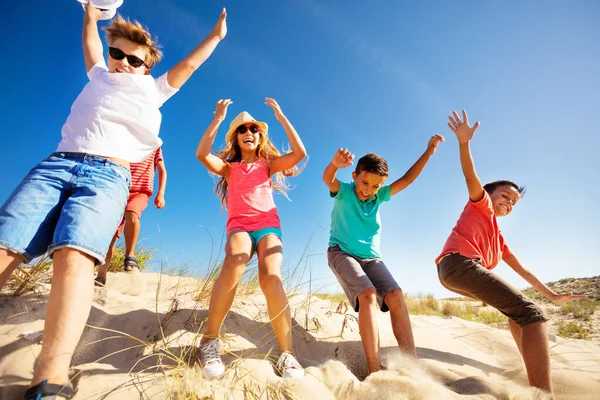 Ομάδα Χαρούμενων Φίλων Αγόρια Και Κορίτσια Πηδούν Στην Άμμο Θέα — Φωτογραφία Αρχείου