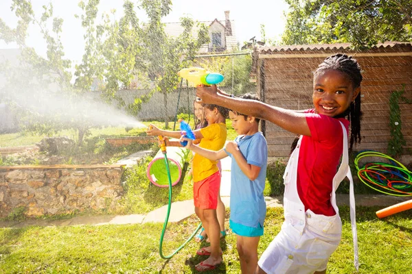 Kinderen Midden Waterkanonnen Vechten Met Pistolen Pistolen Tuinsproeier — Stockfoto