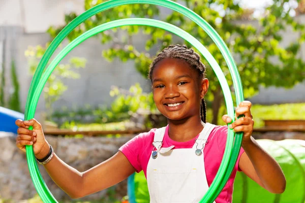 Retrato Cerca Una Sonriente Chica Negra Feliz Con Aros Hula —  Fotos de Stock