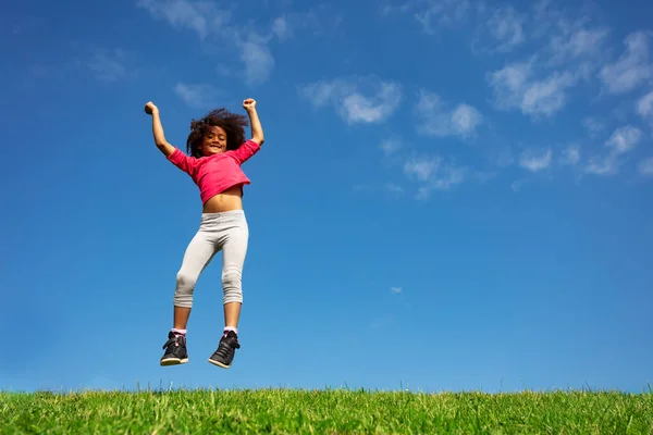 Niña Feliz Con Pelo Rizado Saltar Sobre Cielo Azul Las — Foto de Stock