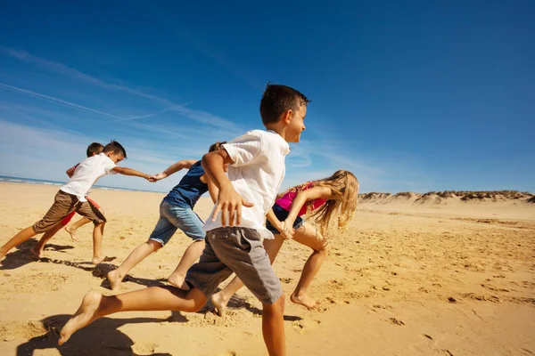 Grupo Niños Niños Niñas Corren Rápido Para Divertirse Playa Juntos —  Fotos de Stock