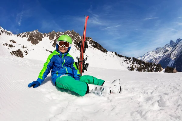 Kleine Jongen Met Alpine Berg Ski Portret Zitten Sneeuw Glimlachen — Stockfoto