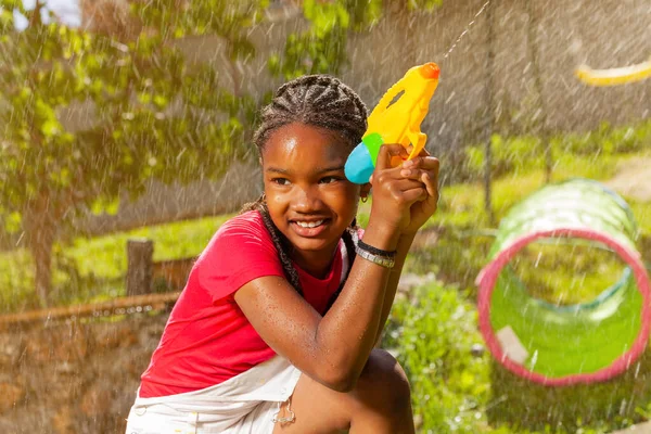 Μικρό Μαύρο Κορίτσι Νεροπίστολο Αμυντική Στάση Αναμονής Χαμογελώντας Κάτω Από — Φωτογραφία Αρχείου