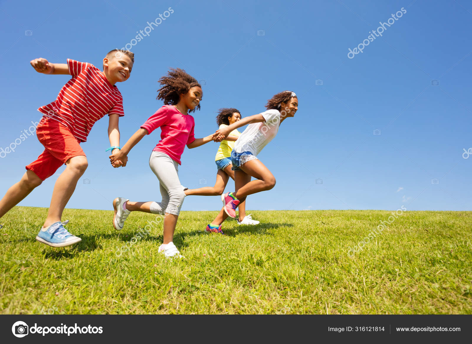 Profile View Group Divers Kids Run Very Fast Park Holding — Stock