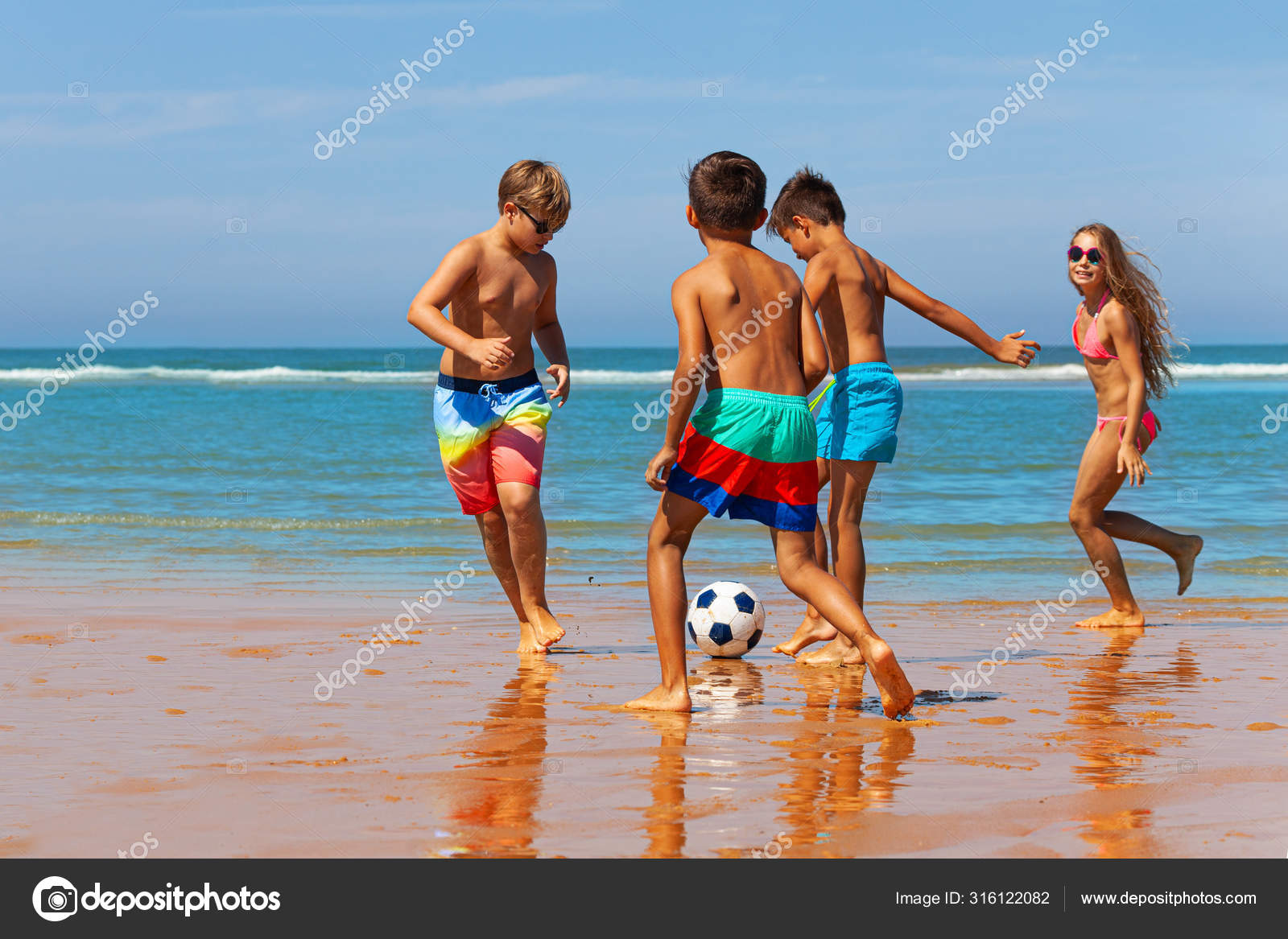 Jogos Dos Meninos Na Praia Com Areia Foto de Stock - Imagem de