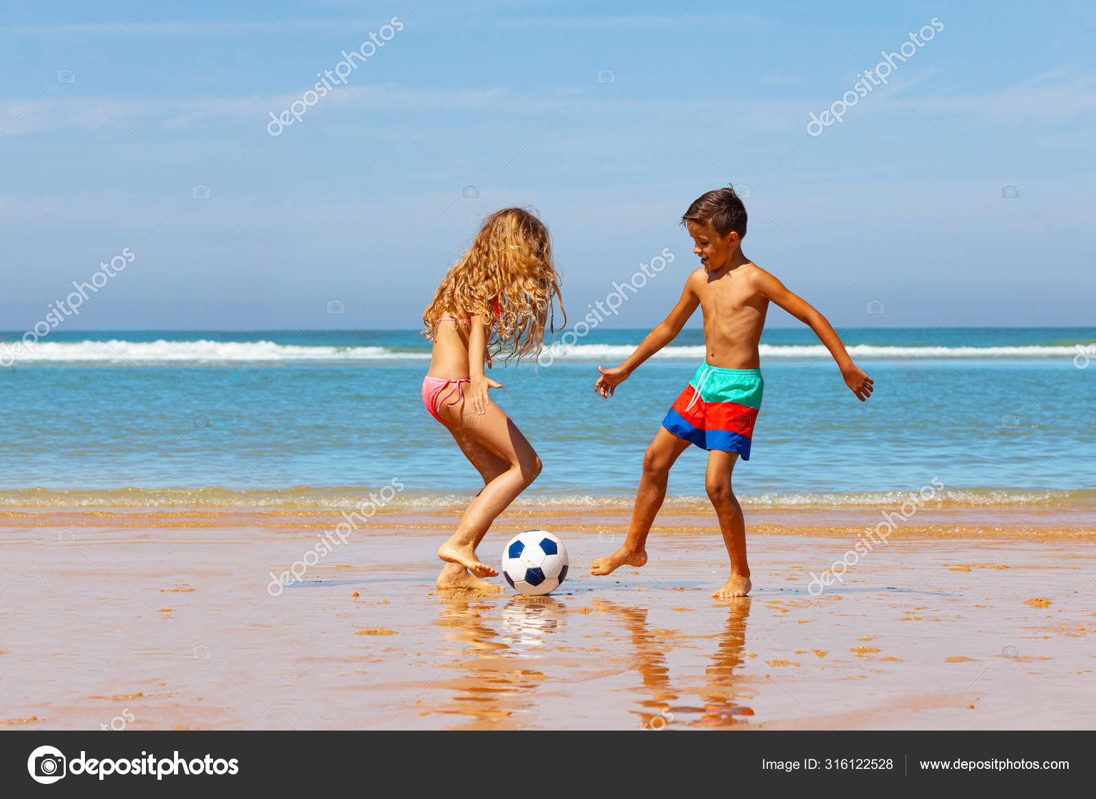 Jogos Dos Meninos Na Praia Com Areia Foto de Stock - Imagem de