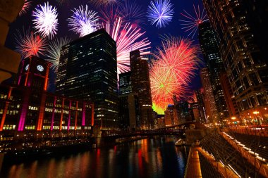 Chicago şehir merkezi nehir köprüleri ve gece havai fişek gösterisiyle gökdelenler