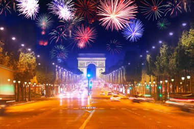 Paris 'te Zafer Takı, Champs Elysee Bulvarı ve Fransa' da gece gökyüzünde havai fişekler