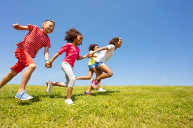 Parkta el ele tutuşup gülümseyen bir grup dalgıcın profili.