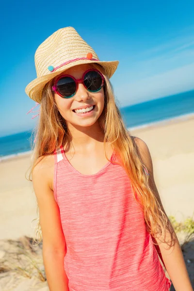 Menina Feliz Com Cabelos Longos Segurando Chapéu Palha Posando Praia — Fotografia de Stock