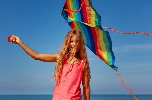 Ritratto Una Bella Ragazza Che Gioca Con Aquilone Spogliato Colorato — Foto Stock