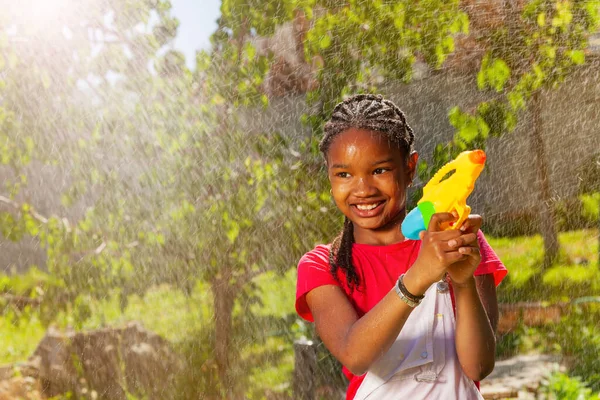 Pistola Agua Lucha Retrato Una Hermosa Chica Negra Sonriente Posición —  Fotos de Stock