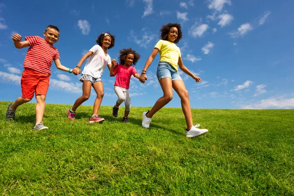 Gruppe Von Kindern Rennt Auf Dem Rasen Bergab Händchen Haltend — Stockfoto