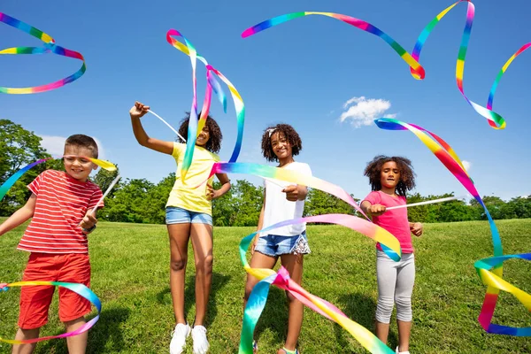 Grupo Crianças Menino Meninas Onda Com Fitas Coloridas Grama Parque — Fotografia de Stock