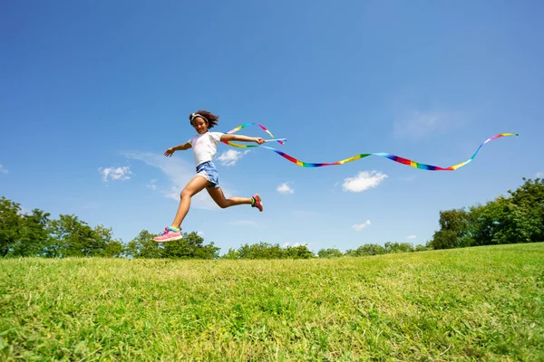 Tatlı Genç Kız Uzun Atlama Renkli Kurdeleli Gökyüzü Arkaplanlı — Stok fotoğraf