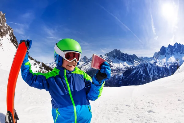 Menino Tomando Selfie Com Telefone Celular Câmera Stand Abraçando Esqui — Fotografia de Stock