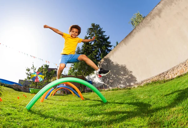 Netter Hübscher Schwarzer Junge Gelbem Shirt Einer Gruppe Von Kinderfreunden — Stockfoto