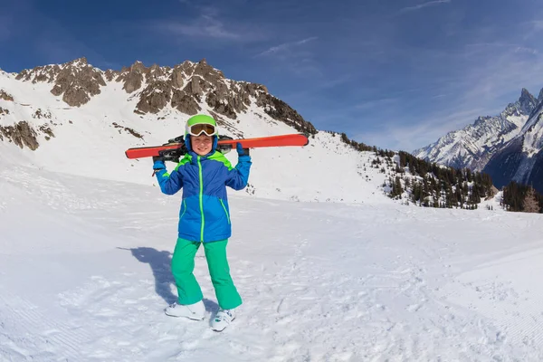 Niño Pequeño Sostiene Esquí Alpino Sobre Hombros Usando Retrato Casco — Foto de Stock