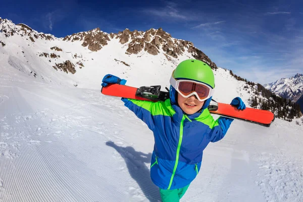 Kleiner Junge Steht Auf Piste Und Hält Ski Auf Schultern — Stockfoto