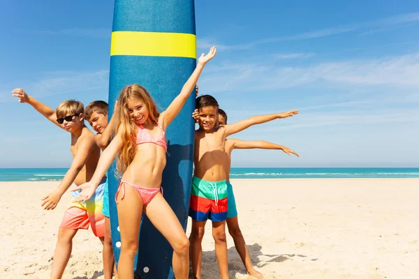 Retrato Cercano Grupo Niños Pequeños Felices Pie Junto Tabla Surf —  Fotos de Stock