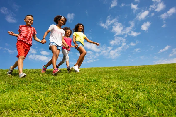 Group Diverse Looking Kids Run Grass Field Holding Hands Clear — Stock Photo, Image
