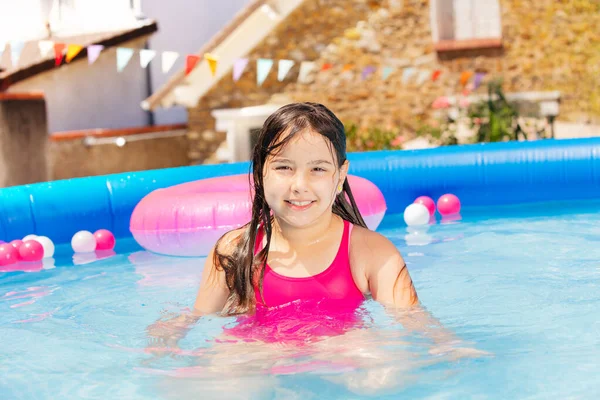 Retrato Uma Piscina Uma Menina Sorrir Sentar Água — Fotografia de Stock