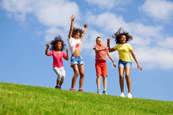 Grupo Niños Felices Bailando Saltando Diversos Mirando Sobre Cielo Azul —  Fotos de Stock