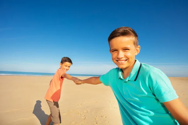 Niño Pequeño Tira Mano Hermano Tirando Hacia Mar Playa Ambos — Foto de Stock