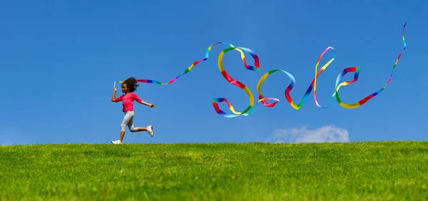 Niña Linda Ejecutar Con Cinta Colores Forma Texto Signo Venta —  Fotos de Stock