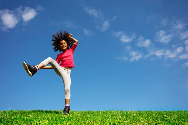 Bailando Saltando Niña Rizada Con Pelo Volando Césped Sonriendo — Foto de Stock