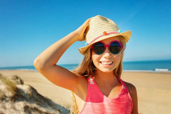 Glad Leende Porträtt Flicka Solglasögon Håller Halm Hatt Stranden — Stockfoto