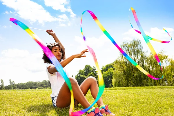 Liten Vacker Flicka Våg Lång Färgglada Band Parken Sitter Gräsmattan — Stockfoto