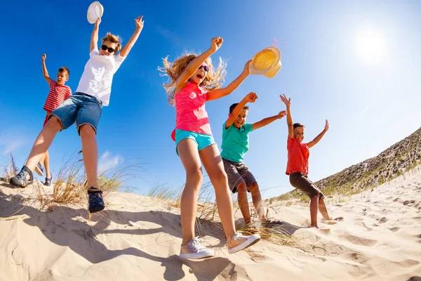 Glad Grupp Barn Hoppa Ner Från Sand Sanddyn Utsikt Från — Stockfoto