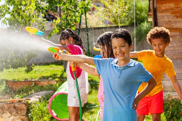 Retrato Niño Con Grupo Niños Lucha Juego Pistola Agua Disparando — Foto de Stock