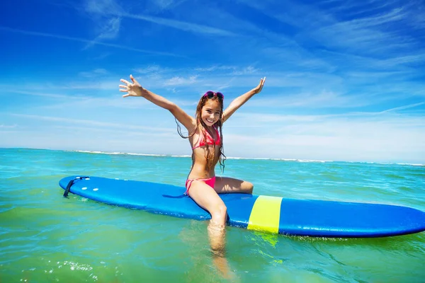 Linda Menina Surfista Sentar Prancha Levantando Mãos Para Cima — Fotografia de Stock