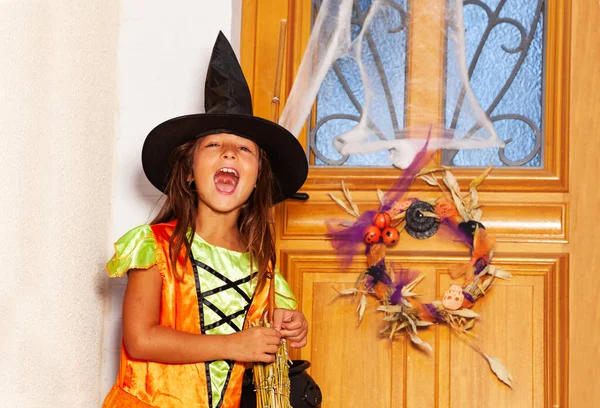 Menina Traje Halloween Ficar Perto Porta Prestes Bater Para Doces — Fotografia de Stock