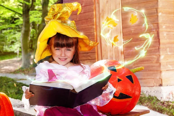 Маленькая Девочка Костюме Хэллоуина Волшебной Книгой Заклинанием Сидящей Детской Площадке — стоковое фото