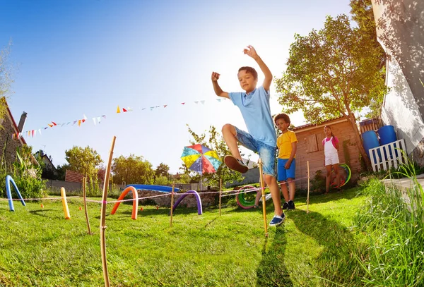 Bonito Menino Caucasiano Saltar Sobre Cordas Passando Curso Obstáculos Jogando — Fotografia de Stock