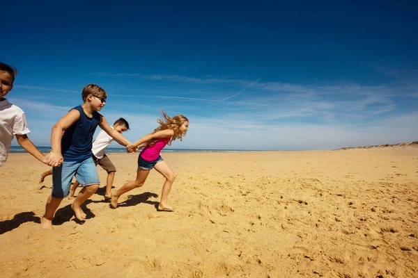 Kul Stranden Grupp Vänner Pojkar Och Flickor Kör Hålla Händerna — Stockfoto