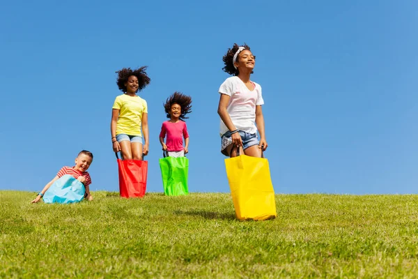 Grupo Niños Juegan Carrera Sacos Artillería Juego Competitivo Campo Saltar — Foto de Stock