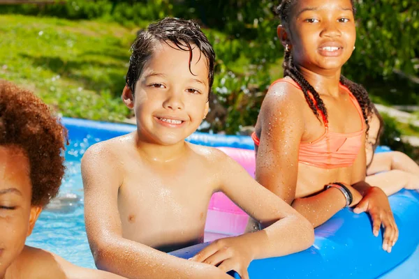 Retrato Niño Guapo Descansando Borde Una Piscina Inflable Con Amigos — Foto de Stock