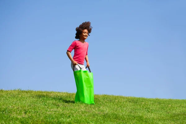 Petite Fille Jouer Sac Jeu Course Saut Espérant Descendre Sur — Photo