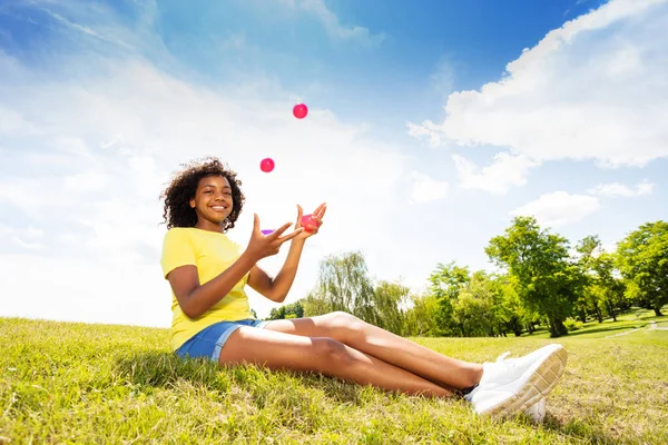 Portret Van Jong Schattig Positief Krullend Zwart Mooi Meisje Jongleren — Stockfoto