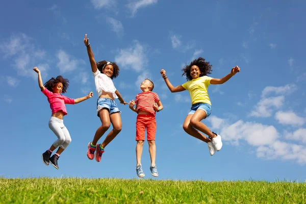 Grupo Meninos Crianças Com Meninas Saltar Sobre Céu Azul Nuvens — Fotografia de Stock