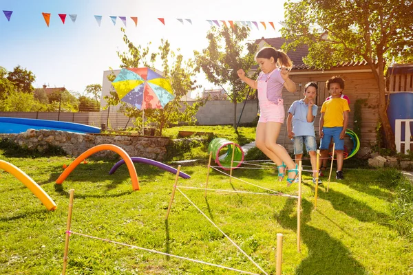 Menina Salta Sobre Cordas Sequência Obstáculos Jogo Playground Grupo Crianças — Fotografia de Stock