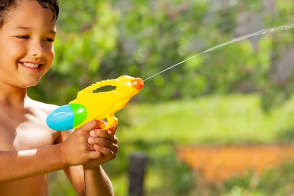 Schöner Kaukasischer Junge Schießt Mit Wasserpistole Und Spielt Aktives Spiel — Stockfoto