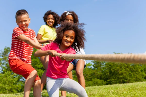 Meisjesportret Groep Trekken Sterk Touw Competitief Spel Park — Stockfoto