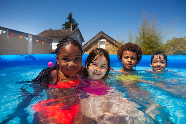 Groep Van Diverse Gelukkige Kinderen Zwemmen Opblaasbaar Zwembad Met Twee — Stockfoto