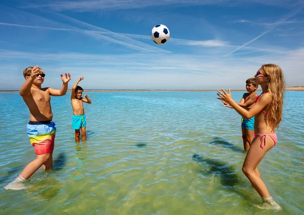 Grupa Szczęśliwych Cute Dzieci Grać Siatkówkę Plaży Stojąc Płytkiej Wodzie — Zdjęcie stockowe