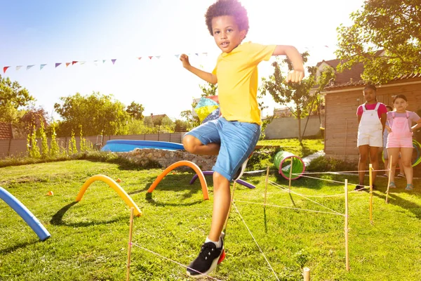 Felice Ragazzo Salta Oltre Stringhe Sequenza Ostacoli Gioco Sul Parco — Foto Stock